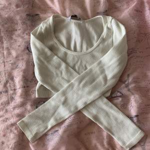 Säljer en jätte fin vit croppad tröja med långa ärmar i jätte fint skick perfekt under sommaren säljs för att jag inte får någon andvändining av den längre🫶🏻
