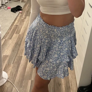 Blommig kjol  - Blommig kjol i storlek S, tryck ej på köp nu 