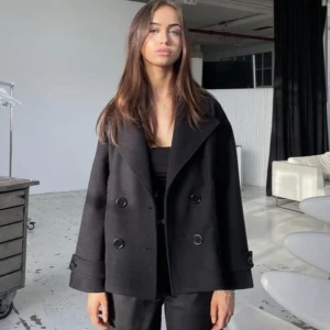 Design by si kappa - Intressekoll! Köpte förra vintern för 760kr men i nästintill nyskick (har tappat en knapp), direkt pris 600. Den är inte garanteat din förens du swishat!