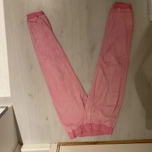 Byxa - Rosa mjukisbyxa från Cubus i storlek M (finns matchade överdel)