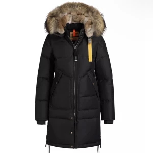 Parajumper vinterjacka - Säljer min Parajumper jacka i modellen  longbear, den kommer inte till användning längre darför säljer jag den. Den är i bra skick och har inga skador (äkta päls). Använd under 2 vintrar. Nypris 10 499 kr men säljer för 4000kr 💕 Stl S