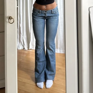  Jeans ambercrombie & Fitch - Lågmidjade jeans från ambercrombie & Fitch. Midja 80 innerben 79. Hör av er vid fler bilder ☺️