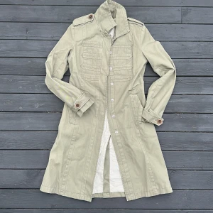 Militär trenchcoat  - Favorit trenchcoaten, sitter efter kroppen i en skön ljusgrön färg 🎨 