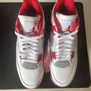 Air Jordan 4 Fire Red Reps .(med extra röda sko snören. Köpte fel storlek.  Deadstock / Ej använda Original pris 125$ säljer för 1100 kr
