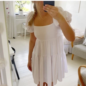 Söt vit klänning  - Världens gulligaste klänning köpt på Bikbok för två år sen!! Använd en gång💗💗