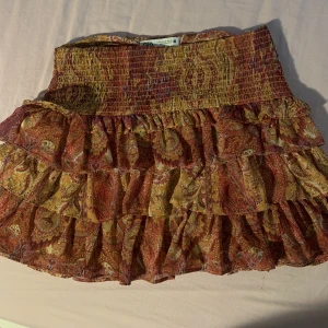 Zara volangkjol - Säljer denna sjuk fin kjol som sitter stor för mig💞💞 hör av er om ni har frågor 🥰