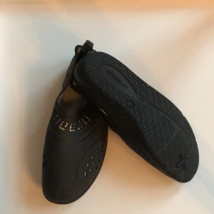 Badskor - Det är storlek 35,5 dom är mest svarta men lite vita också