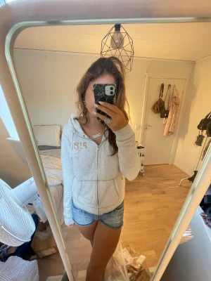 Kofta - Kofta från Victoria secret(PINK) jätte fint skick. På ryggen står de London pink med paljetter 