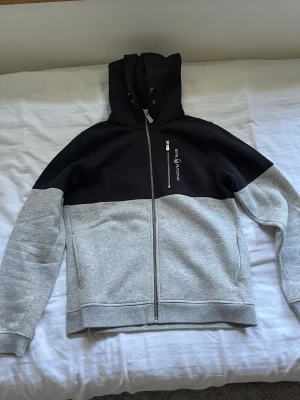 Sail racing zip - Snygg svart grå zip hoodie från sail racing. Skick 9/10 använd få gånger