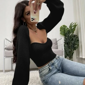 Bandå topp med kofta - Säljer denna snygg topp som är i 2 olika delar. Aldrig använd så den är i nytt skick❤️