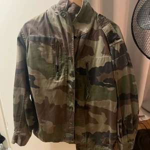 Militär grön jacka - En militär grön jeans jacka från NAKD. Strl S