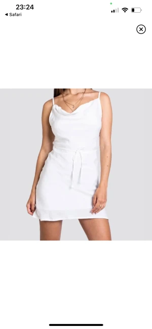 Vit klänning - Använt 1 gång Snöre som går att knyta runt midja eller ta av