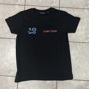 Off-White T-Shirt - Säljer min snygga Off-White T-shirt, då jag inte har någon användning för den längre, den är 10/10 skick och väldigt clean
