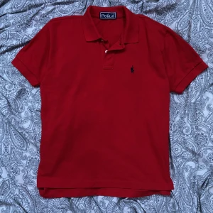 Polo Piké  - Röd pikétröja från polo Ralph lauren i väldigt bra skick. Nypris ca 1200.