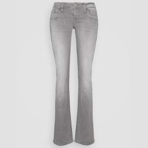 Säljer mina LTB jeans i den populära modellen Valerie. Knappt använda! Storlek 28/32, vilket motsvarar s-m. Slutsålda överallt.💗💗
