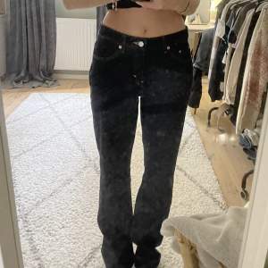 Mörkblåa jeans från weekday, i modellen pin mid straight jeans. Strl 28/34 och är hyfsat långa på mig som är 172. Nypris 590