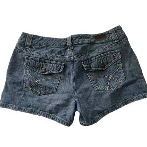 Lågmidjade tommy hilfiger shorts 🙏 Midjemått 80cm, skriv för fler bilder 