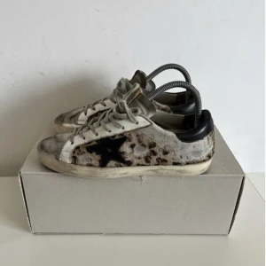 Golden goose  - Golden goose skor Modell:Superstar |Nypris 5000kr  Skick 8/10 Låda mm tillkommer skriv vid frågor
