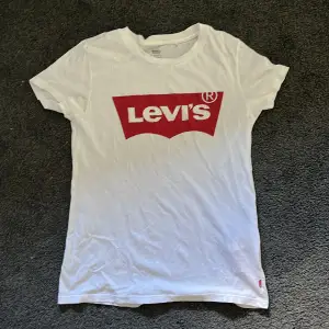 Vit simpel t-shirt från Levi’s. Storlek S (kvinnor). Använd några gånger, men är i utmärkt skick. 