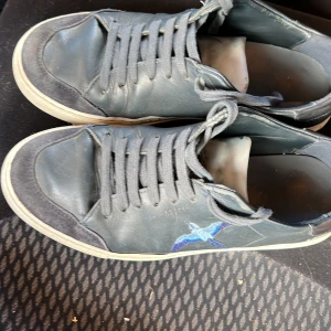 Säljer ett par fräscha arigatos för att dom inte passar längre har box är riktiga ruggigt snygga.  - Använt ganska många gånger men dom är fortfarande i bra skick. 