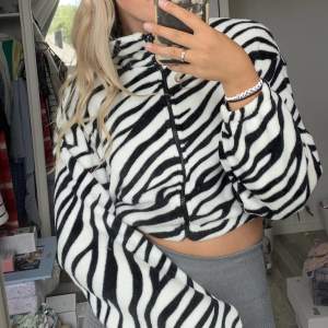 En zip-tröja med zebramönster i en kortare modell, suuuupermjukt material. Köpt på zara (tror jag) 