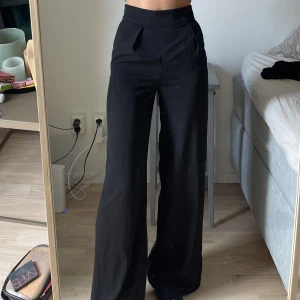 Kostymbyxor na-kd - Superfina kostymbyxor från na-kd, aldrig använda i storlek 34