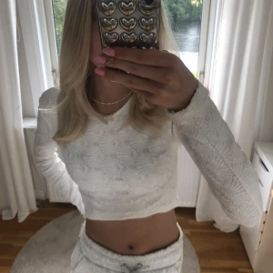 Vit långärmad med möster - Hej! Säljer denna vita långärmade  tröjan med mönster som är köpt på zara. Den är super fin men har tyvärr inte haft så mycket användning av den. Hör av dig vid köp eller frågor💕