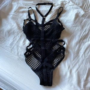Mesh/nät bodysuit - Body i mesh/nät. Tyvärr för liten för mig, köpt från plick.