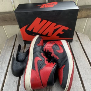 Jordan 1 - Säljer ett par Jordan 1s som ba står i garderoben, storlek 45 (sitter mindre) skick 7/10 