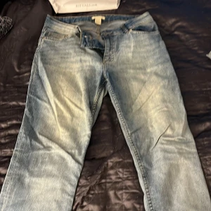  stretchiga lågmidjade jeans - Ett par stretchiga ljusblå jeans som är invikts vid botten men går att vikas ut. Dom är använd ett bra tals gånger men det finns inga skador, den är i ett bra skick. 