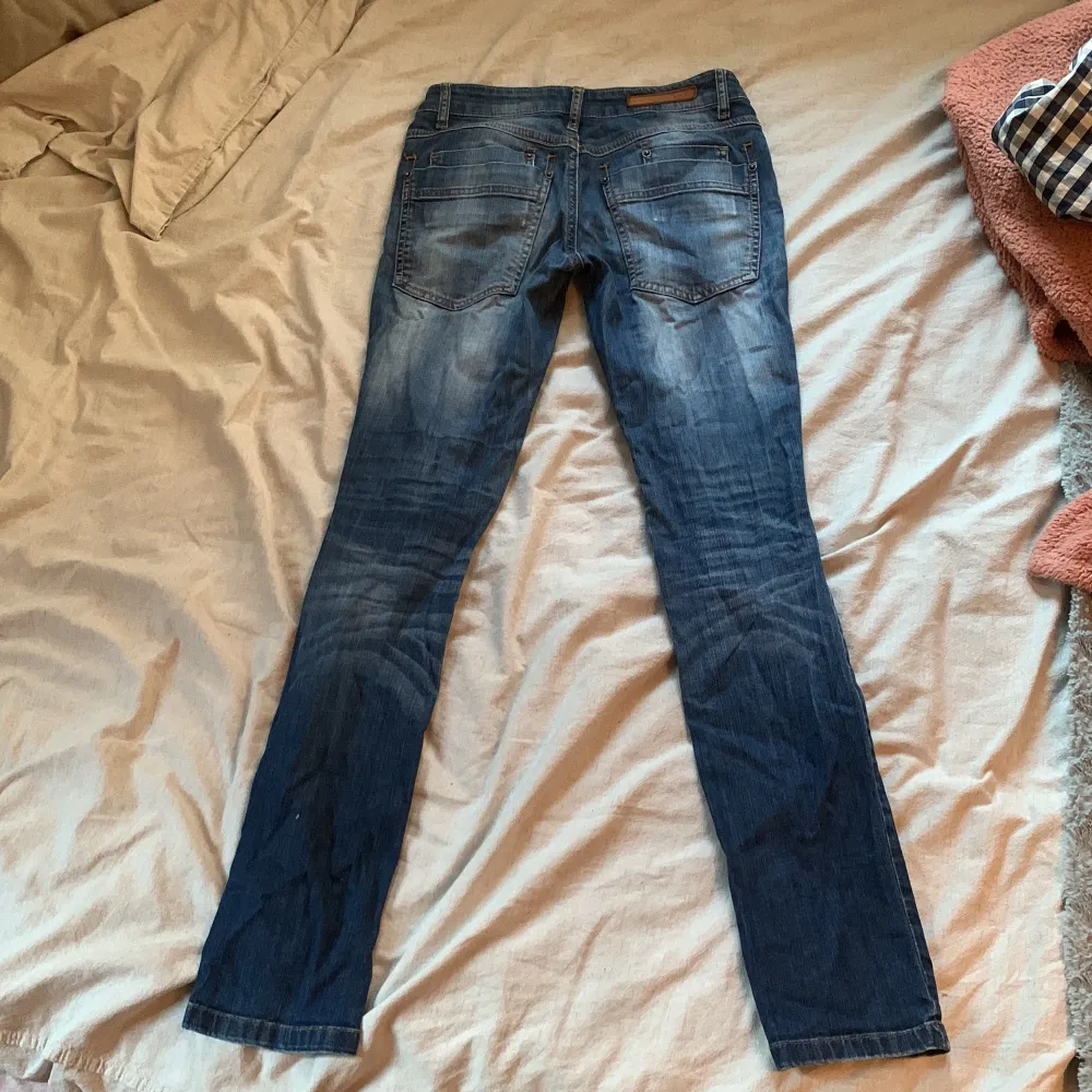Säljer lågmidjade jeans i stl 27/32. Säljer då de är för små för mig men är i mycket bra skick. Jeans & Byxor.