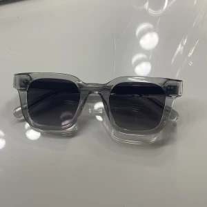 Chimi 04 - Säljer dessa chimis i 04 grey. Säljer då de inte kommer till snvändning. Har tyvärr inte boxen kvar därav priset. Ny pris 1250kr. Klicka inte på köp nu💗