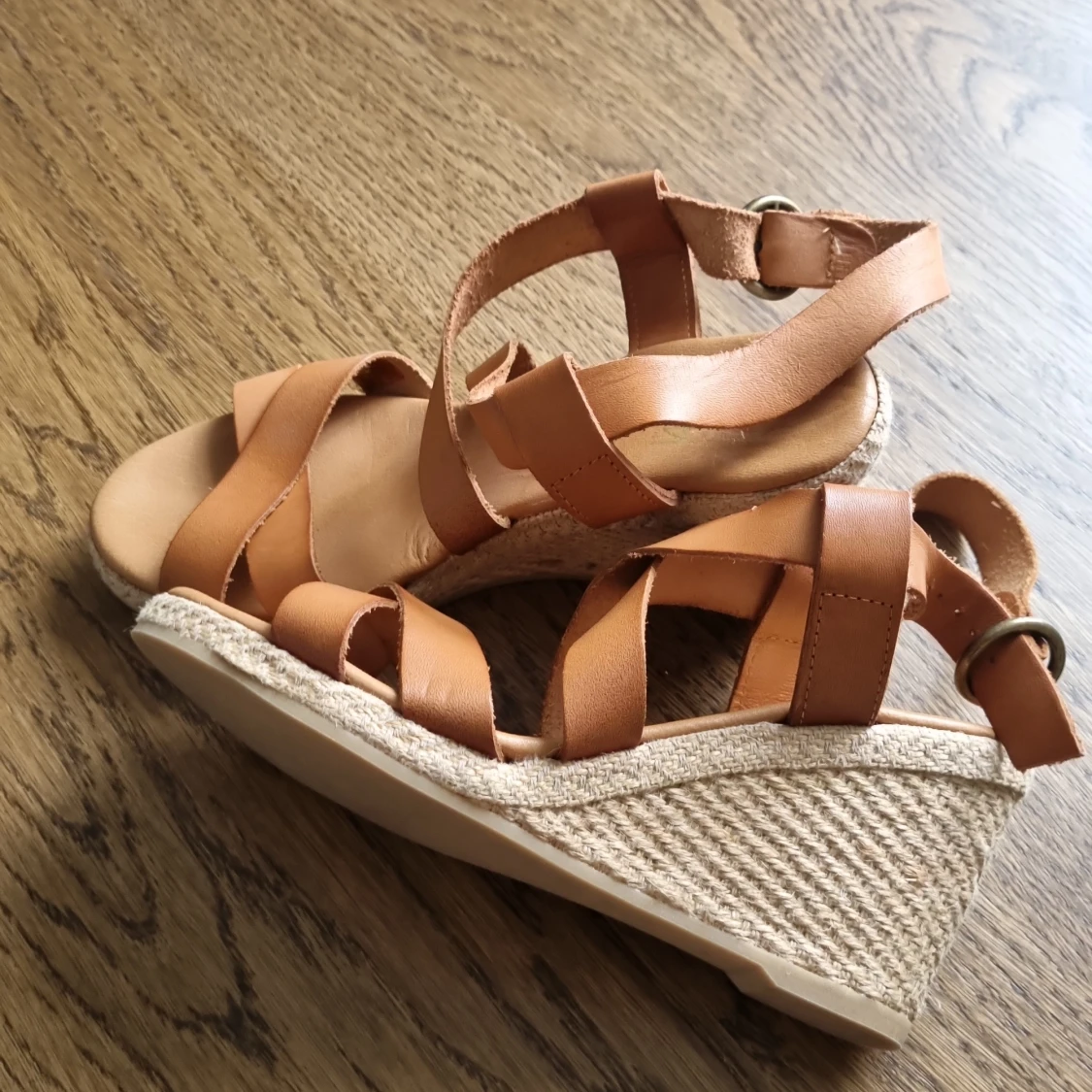 Platåsandal i skinn.