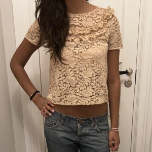 Söt beige topp - Så fin lite genomskinlig topp med volanger högst upp. 
