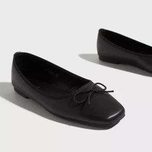 Nelly Ballerina - Säljer ett par oanvända Squared Toe Ballerinaskor från Nelly i strl. 36 pågrund av för små för mig, använder oftast strl. 37. Kartong och allt finns kvar. Org. pris 299kr. Använd gärna köp nu🩷