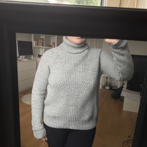 Stickad tröja - Grå stickad tröja från Jacqueline de Yong i storlek XS. Hög krage som är vikbar. Skönt material som inte sticks.