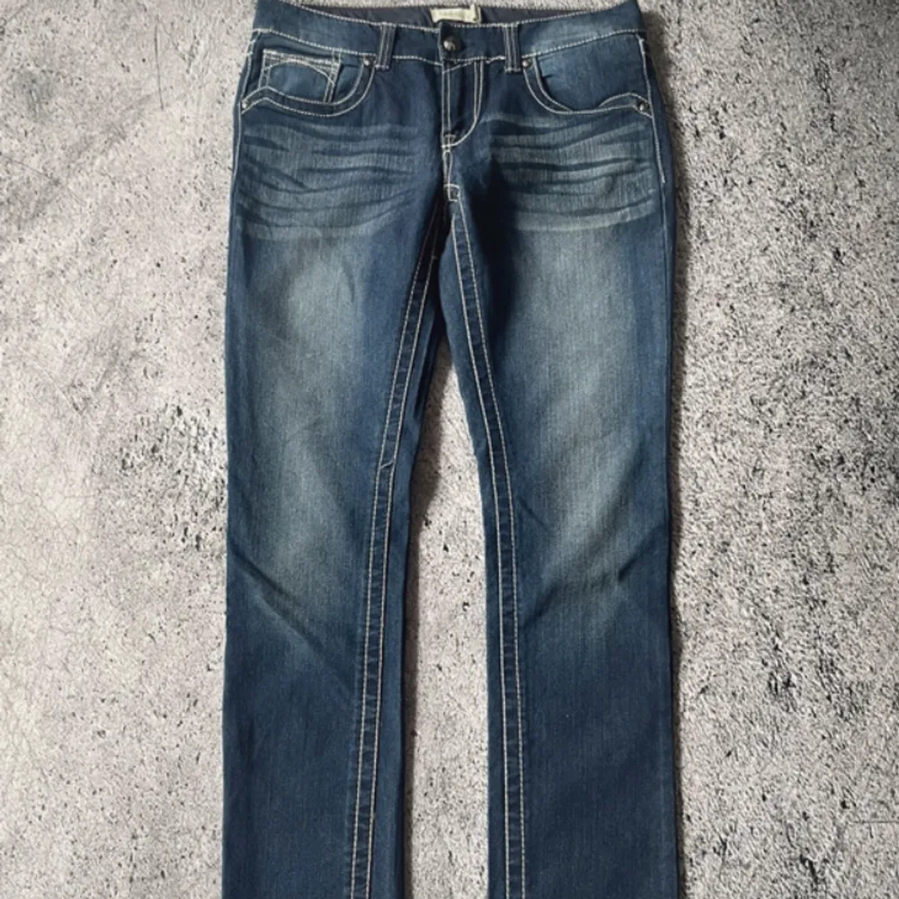 Ett par jätte fina Lowwaist jeans som jag säljer efter som dom inte riktigt är min storlek längre💗(priset går att diskuteras). Jeans & Byxor.