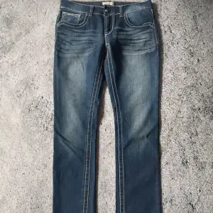 Ett par jätte fina Lowwaist jeans som jag säljer efter som dom inte riktigt är min storlek längre💗