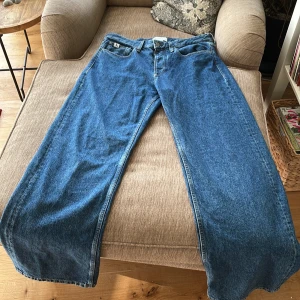 Ck 90s loose jeans - Riktigt fin passform, typ raka fast baggy. Storlek 31 i midjan, osäker på längden men är rätt så långa (iallafall på mig som är 180). Köpta på hemsidan för 1600kr.