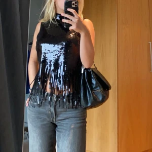 Fest topp - Stockholms stil fest topp i bra skick, från & other stories i storleken EUR 34/X-Small. Skriv gärna för mer info eller bilder❤️‍🔥