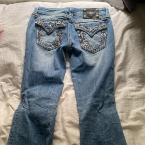 Miss me jeans - Säljer dessa sjukt snygga lågmidjade bootcut jeansen från Miss Me då de är för små för mig och därav oanvända av mig! Fint skick, hör av dig innan du trycker på köp nu! 