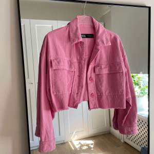 Croppad rosa jacka från Zara. Oversize i modellen. Använd vid enstaka tillfällen och är i fint skick utan anmärkningar 🩷  Storlek XS 