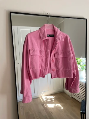 Rosa jacka - Croppad rosa jacka från Zara. Oversize i modellen. Använd vid enstaka tillfällen och är i fint skick utan anmärkningar 🩷  Storlek XS 