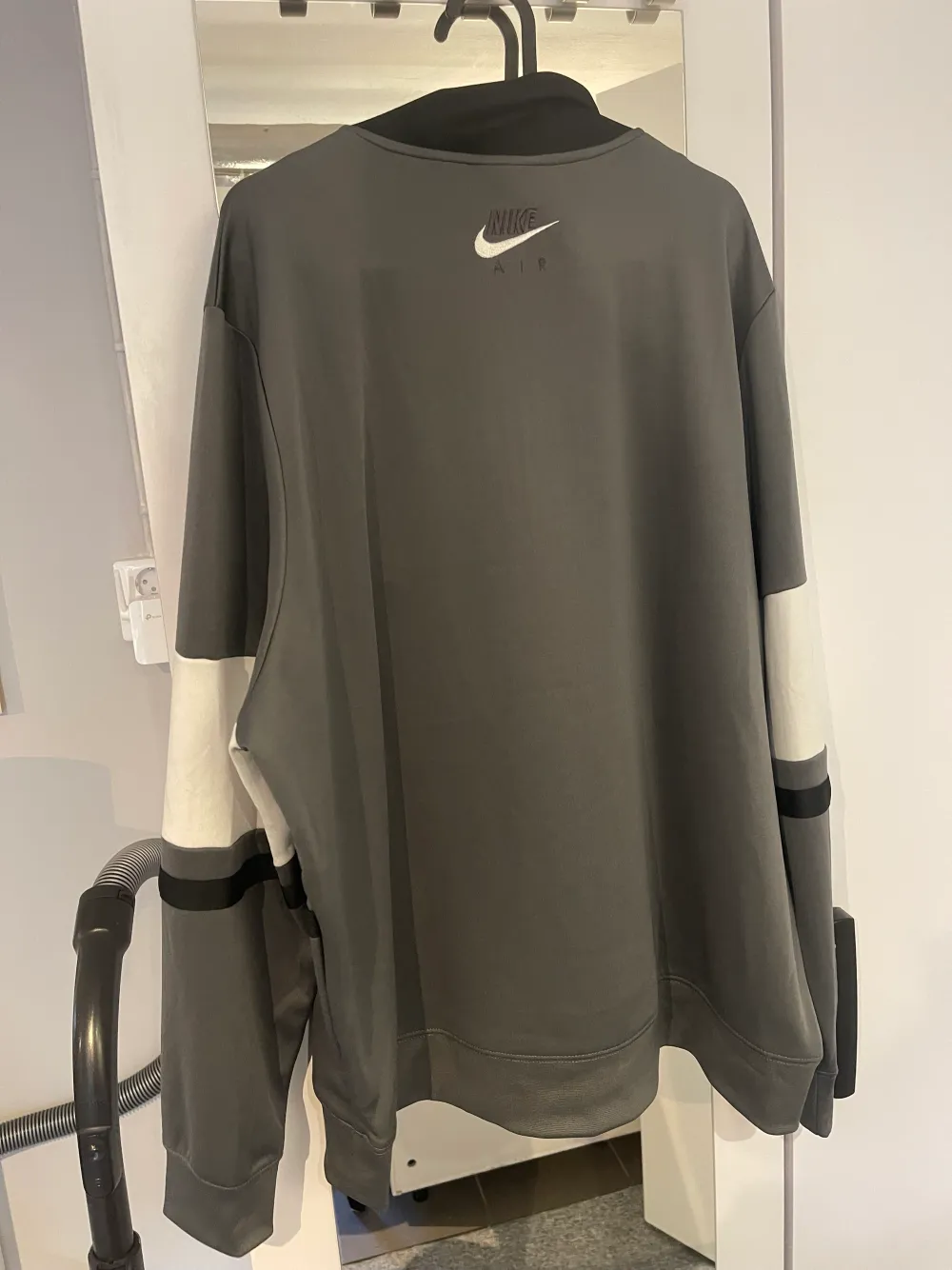 Nike tröja i storlek L knappt använd och väldigt fint skick . Hoodies.