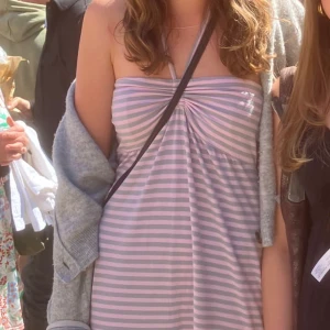 Halterneckklänning - En randig halterneckklänning i grå och rosa! En kortklänning. 💕Skriv för fler bilder eller frågor!😊