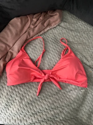 Bikini topp - Jätte söt bikini topp som nästan är helt ny! Använd endast ett få antal gånger då den är lite för stor för mig! Super fin färg som passar perfekt till sommarn! 