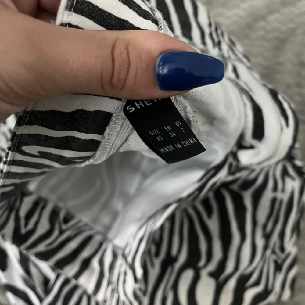 Snygga zebra byxor som inte kommer till användning längre. Fortfarande i fint skick. . Jeans & Byxor.