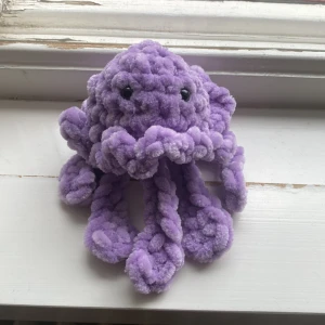 Virkad manet plush! - En liten kamrat. Finns i färgerna blå, röd, ljuslila, mörklila, brun och gul! Välj själv så virkar jag åt dig! För 15 kr extra kan jag dessutom göra den till en nyckelring:)