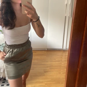Zara ribbad body med rak ringning - Använd fåtal gånger, som ny, inga defekter, så snygg nu till sommarn