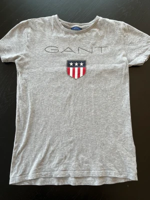 Gant t-shirt stl 146/152 - Gant t-shirt 146/152 i fint bra skick. Djur o rökfritt hem.